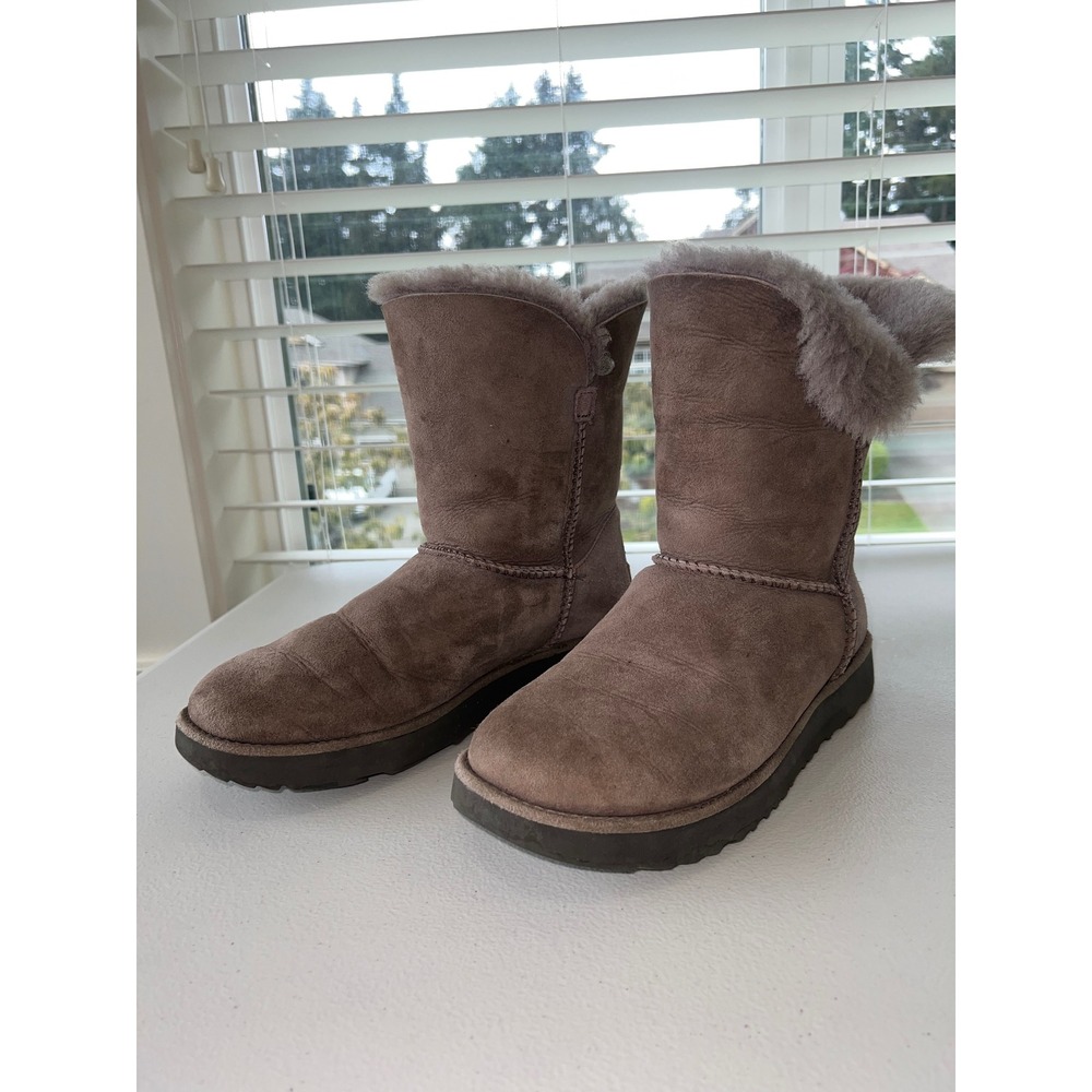 UGG Classic Cuff Short Sheepskin Shearling Boot Women's Size 9.5
